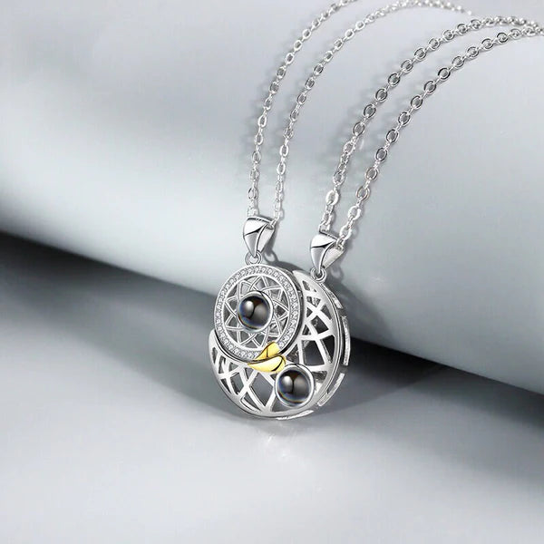 Collar Sol y Luna en 100 idiomas